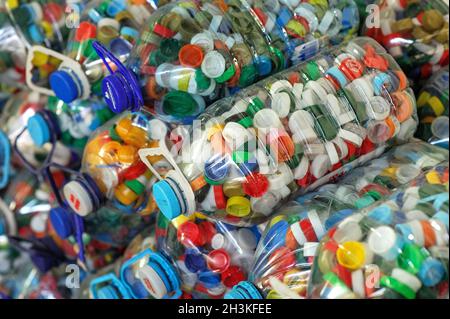 Bottiglie di plastica compressa in pile presso lo stabilimento di riciclaggio Foto Stock