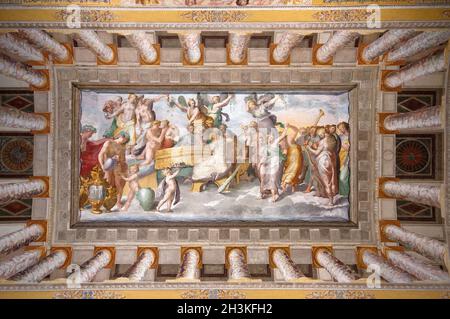 Dipinto 'il banchetto degli dei' (XVI secolo) sul soffitto del Salone della Fontana, Villa d'este, Tivoli, Lazio, Italia Foto Stock