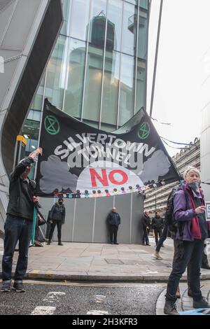 Londra, Inghilterra, Regno Unito. 29 ottobre 2021. Ropemakers Street, Londra, Regno Unito, 29 ottobre 2021. Con l’avvicinarsi del COP 26, le proteste degli eco-attivisti si sono diffuse in tutto il Regno Unito. Stop Silvertown Tunnel sostenitori unire le forze con Defund Climate Chaos, Extinction Rebellion sotto la Macquarie uffici principali per una processione solenne contro l'inquinamento prodotto dall'uomo e piani di Londra per il Silvertown Tunnel, che dovrebbe essere completato entro il 2025. Credit: ZUMA Press, Inc./Alamy Live News Foto Stock