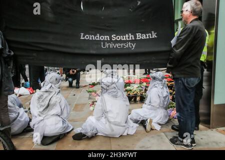 Londra, Inghilterra, Regno Unito. 29 ottobre 2021. Ropemakers Street, Londra, Regno Unito, 29 ottobre 2021. Con l’avvicinarsi del COP 26, le proteste degli eco-attivisti si sono diffuse in tutto il Regno Unito. Gli attivisti della London South Bank University aderiscono alla campagna Stop Silvertown Tunnel, defund Climate Chaos and Extinction Rebellion sotto gli uffici principali di Macquarie per una solenne processione contro l'inquinamento prodotto dall'uomo e piani di Londra per il Silvertown Tunnel, che dovrebbe essere completata entro il 2025. Credit: ZUMA Press, Inc./Alamy Live News Foto Stock