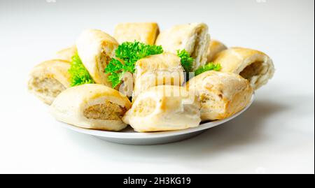 Cocktail panini con salsiccia, carne di maiale condita avvolta in pasta sfoglia, cibo gustoso Foto Stock