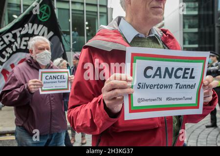 Londra, Inghilterra, Regno Unito. 29 ottobre 2021. Ropemakers Street, Londra, Regno Unito, 29 ottobre 2021. Con l’avvicinarsi del COP 26, le proteste degli eco-attivisti si sono diffuse in tutto il Regno Unito. Stop Silvertown Tunnel sostenitori unire le forze con Defund Climate Chaos, Extinction Rebellion sotto la Macquarie uffici principali per una processione solenne contro l'inquinamento prodotto dall'uomo e piani di Londra per il Silvertown Tunnel, che dovrebbe essere completato entro il 2025. Lo scorso settembre, gli attivisti hanno scritto una lettera aperta al sindaco della città dicendo che "l'attesa di miliardi sulla nuova capacità stradale per le automobili non è una politica che è con Foto Stock