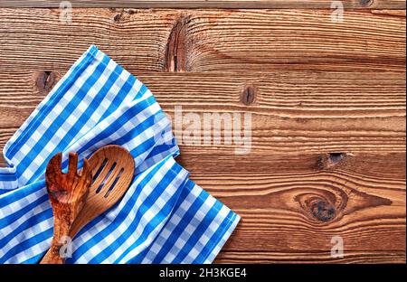 Utensili da cucina e asciugamano su un tavolo in legno Foto Stock