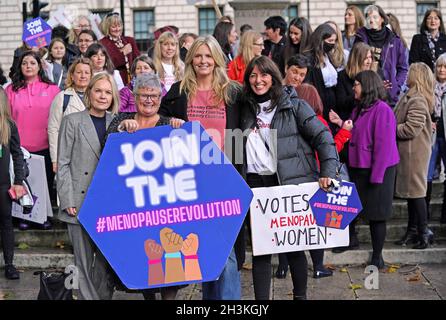 (Da sinistra a destra) Mariella Frostrup, MP Carolyn Harris, Penny Lancaster e Davina McCall con manifestanti al di fuori delle Camere del Parlamento a Londra che dimostrano contro le spese di prescrizione in corso per HRT (terapia ormonale sostitutiva). Data foto: Venerdì 29 ottobre 2021. Foto Stock