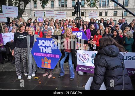 (Da sinistra a destra) Dr Louise Newson, Mariella Frostrup, MP Carolyn Harris, e Penny Lancaster in attesa di abbracciare Davina McCall (a destra) con i manifestanti al di fuori delle Camere del Parlamento di Londra che dimostrano contro le spese di prescrizione in corso per HRT (terapia ormonale sostitutiva). Data foto: Venerdì 29 ottobre 2021. Foto Stock