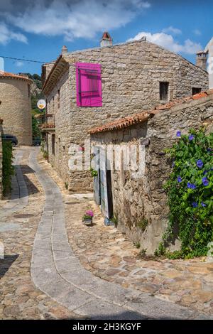 AG, ITALY - Aug 23, 2019: Una bella vista sulle vecchie case residenziali tradizionali della città di Aggius, Italia Foto Stock