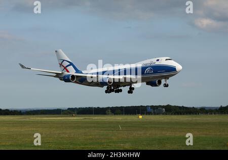 Un Boeing 747 jumbo jet cargo, atterrando all'aeroporto delle East Midlands nel Regno Unito. Foto Stock