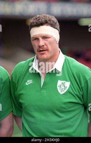 Foto di archivio datata 18/3/1995 di lock David Tweed prima del Galles contro Irlanda Five Nations Championship al Cardiff Arms Park. L'ex rugby internazionale irlandese è morto in un incidente a Co Antrim. Il signor Tweed è morto giovedì sulla scena di Whitepark Road, vicino a Dunseverick. Data di emissione: Venerdì 29 ottobre 2021. Foto Stock