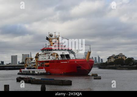 La nave di ricerca RRS Sir David Attenborough è ormeggiata a Cutty Sark sul Tamigi Foto Stock