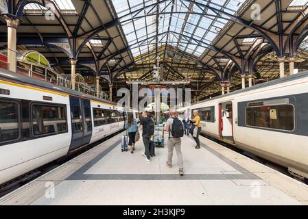 Londra, Regno Unito - 14 maggio 2019: Treno Stansted Express sulla piattaforma della stazione ferroviaria Victoria, Modern. Trai. Pendolari Foto Stock