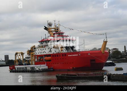 La nave di ricerca RRS Sir David Attenborough è ormeggiata a Cutty Sark sul Tamigi Foto Stock