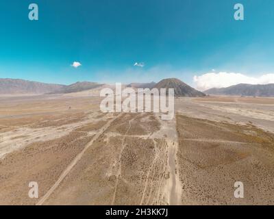 Vista aerea cinematografica del bellissimo vulcano del Monte bromo con deserto a Giava Orientale Foto Stock