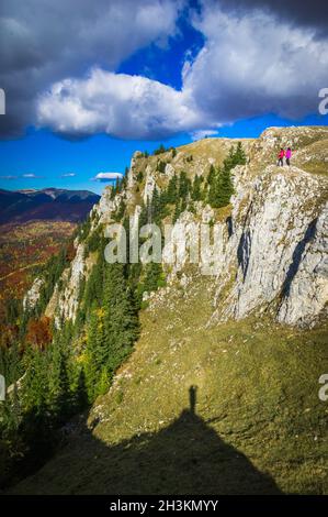Autunno nel Parco Nazionale di Bula Vanturarita, Monti Carpazi, Romania. Vividi colori autunnali nella foresta. Foglie d'autunno colorate. Verde, giallo, arancione, Foto Stock