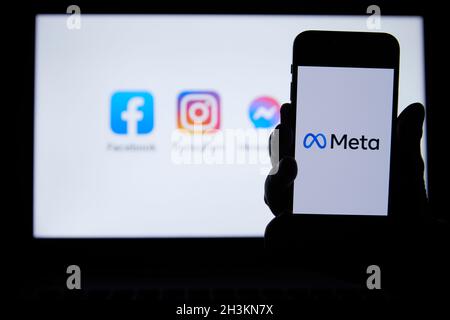 Il logo di Meta è visto su uno smartphone e i loghi di Facebook, Instagram e Messenger, sono visualizzati su uno schermo a Tokyo, 29 ottobre 2021. (Foto di Yohei Osada/AFLO) Foto Stock