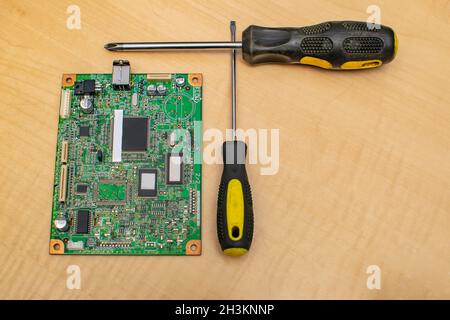 circuito elettronico, una scheda con componenti elettronici e un microprocessore Foto Stock