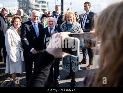 Spiddal, Irlanda. 29 ottobre 2021. Il presidente federale Frank-Walter Steinmeier (2° da sinistra) e sua moglie Elke Büdenbender (l) sono fotografati insieme a Michael D. Higgins, presidente d'Irlanda, e sua moglie Sabina Higgins sul lungomare di Salthill. Il Presidente Steinmeier e sua moglie si trovano in Irlanda per una visita di Stato di tre giorni. Credit: Bernd von Jutrczenka/dpa/Alamy Live News Foto Stock