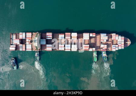 ODESSA, UCRAINA - 10 AGOSTO 2021: Nave container che entra nel porto commerciale. Contenitori industriali commerciali al terminale del contenitore di carico in mare. Io Foto Stock