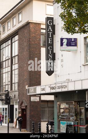 Segnaletica fuori dal Gate Cinema a Notting Hill Gate, Kensington, Londra, W8, Inghilterra, REGNO UNITO Foto Stock