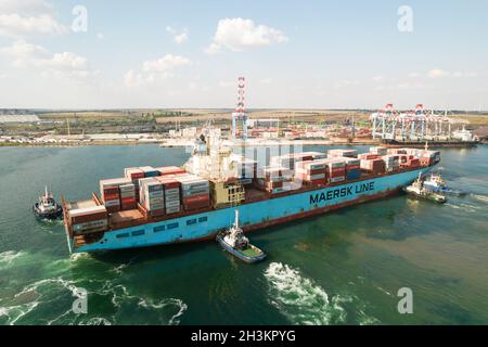 ODESSA, UCRAINA - 10 AGOSTO 2021: Nave container che entra nel porto commerciale. Contenitori industriali commerciali al terminale del contenitore di carico in mare. Io Foto Stock