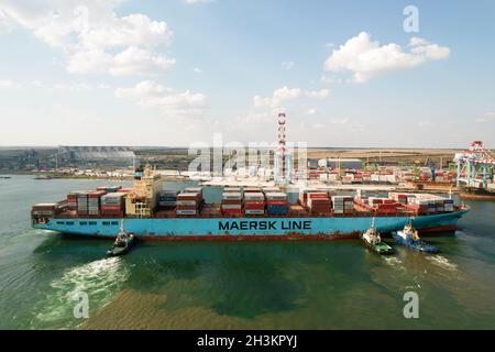 ODESSA, UCRAINA - 10 AGOSTO 2021: Nave container che entra nel porto commerciale. Contenitori industriali commerciali al terminale del contenitore di carico in mare. Io Foto Stock