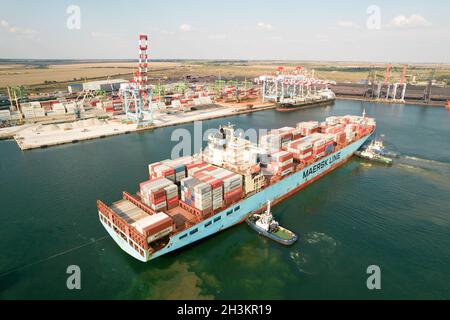 ODESSA, UCRAINA - 10 AGOSTO 2021: Nave container che entra nel porto commerciale. Contenitori industriali commerciali al terminale del contenitore di carico in mare. Io Foto Stock