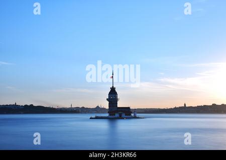 Romantico panorama al tramonto di Istanbul. Vista sul Bosforo di Istanbul e sulla Torre della Maiden con un bellissimo cielo blu romantico. Istanbul, Turchia. Foto Stock