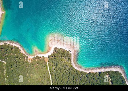 Pakostane idilliaco turchese spiaggia rocciosa vista aerea, Dalmazia regione della Croazia Foto Stock