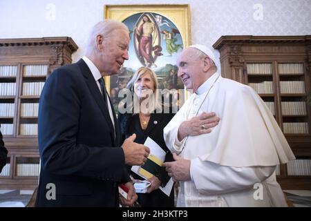 Città del Vaticano, Città del Vaticano. 29 ottobre 2021. Papa Francesco incontra il Presidente degli Stati Uniti Joe Biden durante un'udienza privata in Vaticano venerdì 30 ottobre 2021. (SOLO PER USO EDITORIALE) Photo by Vatican Media/UPI . Credit: UPI/Alamy Live News Foto Stock