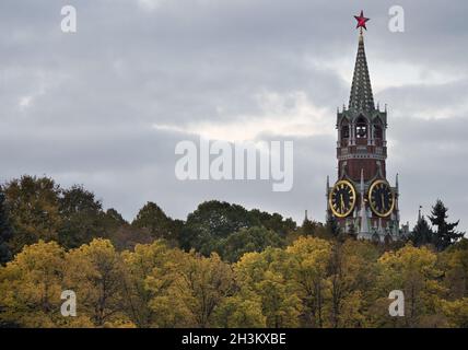 Mosca, Russia, vista sulla Torre Spasskaya del Cremlino di Mosca con un orologio. Foto Stock