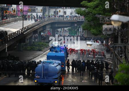 Bangkok, Tailandia. 10 ago 2021. Una carrozzina è organizzata da un gruppo chiamato "fronte Unito di Thammasat e dimostrazione", radunato a Ratchaprasong e marciato al Palazzo Shino Thai, Che è l'edificio associato con il sig. Anutin che è il ministro della Salute con un discorso che attacca il lavoro per risolvere i problemi di salute pubblica durante l'epidemia di Covid-19, hanno viaggiato alla residenza del capitano Thammanat, vice ministro dell'Agricoltura e si è concluso al King Power Hotel, Soi Rangnam. (Foto di Kan Sangtong/Pacific Press) Credit: Pacific Press Media Production Corp./Alamy Live News Foto Stock