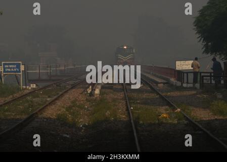 Lahore, Pakistan. 29 ottobre 2021. La gente pakistana si è occupata nel loro lavoro di routine durante la coperta spessa dello smog a Lahore. (Foto di Rana Sajid Hussain/Pacific Press) Credit: Pacific Press Media Production Corp./Alamy Live News Foto Stock