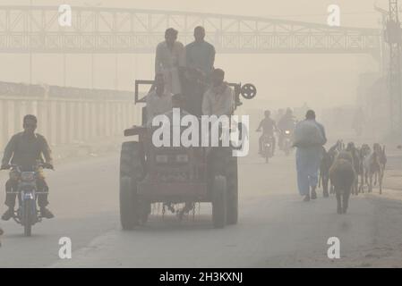 Lahore, Pakistan. 29 ottobre 2021. La gente pakistana si è occupata nel loro lavoro di routine durante la coperta spessa dello smog a Lahore. (Foto di Rana Sajid Hussain/Pacific Press) Credit: Pacific Press Media Production Corp./Alamy Live News Foto Stock