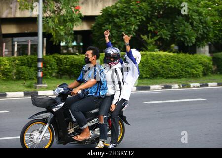 Bangkok, Tailandia. 29 agosto 2021. La folla di automobili condotta da Nattawut Saikua si è riunita all'incrocio con Kasetsart e si è poi trasferita a Pathum Thani alle 15:00. Alcune masse indipendenti si erano separate dalla Mob dell'automobile per riunirsi. Insieme all'intersezione di DIN Daeng e gli scontri con la polizia di controllo della folla continuarono fino alle 8:00 PM. (Foto di Kan Sangtong/Pacific Press) Credit: Pacific Press Media Production Corp./Alamy Live News Foto Stock