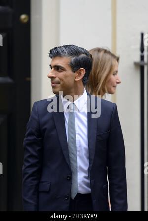 Rishy Sunak, Cancelliere dello scacchiere, lascia Downing Street prima del suo discorso sul bilancio, 27 ottobre 2021. Lucy Frazer MP che cammina dietro Foto Stock