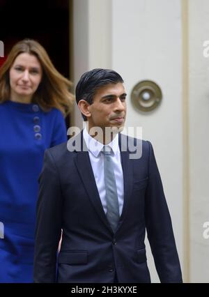 Rishy Sunak, Cancelliere dello scacchiere, lascia Downing Street prima del suo discorso sul bilancio, 27 ottobre 2021. Lucy Frazer MP dietro Foto Stock