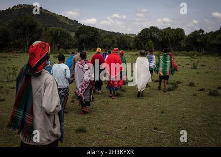 I membri della Community Forest Association (CFA) camminano sul bordo della foresta di Kirisia il 14 agosto 2021, a Samburu, Kenya. Il cambiamento climatico è shi Foto Stock