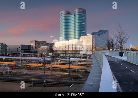 Utrecht, Paesi Bassi, paesaggio urbano sulle piattaforme della stazione ferroviaria all'alba. Foto Stock