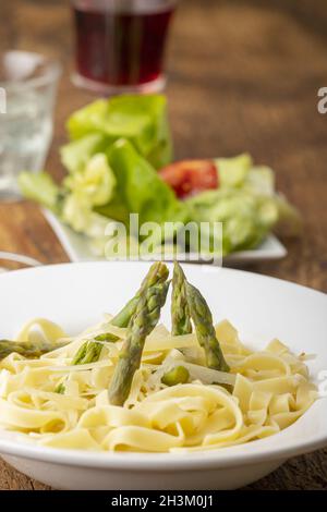 Tagliatelle con asparagi Foto Stock