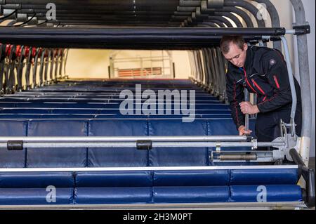 Bayerisch Eisenstein, Germania. 29 ottobre 2021. Il tecnico della funivia David Haas lavora su una seggiovia. Poiché in Germania il tecnico della strada non è una descrizione del lavoro riconosciuta, il tecnico ha completato la sua formazione in Austria presso la Landesberufsschule Hallein, in provincia di Salisburgo. Credit: Armin Weigel/dpa/Alamy Live News Foto Stock