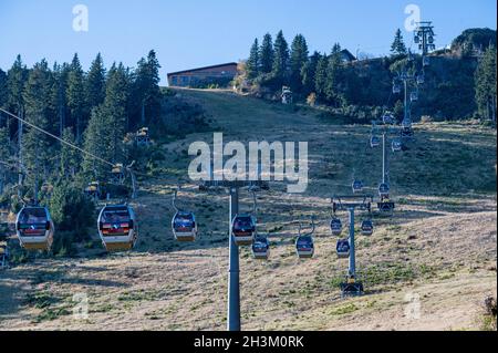 Bayerisch Eisenstein, Germania. 29 ottobre 2021. Le gondole vi porteranno fino al 1456 Arber alto Großer metri. Credit: Armin Weigel/dpa/Alamy Live News Foto Stock