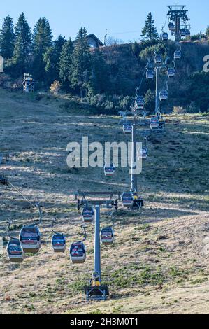 Bayerisch Eisenstein, Germania. 29 ottobre 2021. Le gondole vi porteranno fino al 1456 Arber alto Großer metri. Credit: Armin Weigel/dpa/Alamy Live News Foto Stock