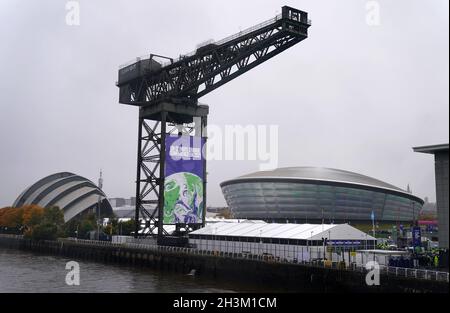 Una visione generale di un cartello Cop26 appeso alla Finnieston Crane presso lo Scottish Event Campus di Glasgow, dove si tiene Cop26. Data foto: Venerdì 29 ottobre 2021. Foto Stock