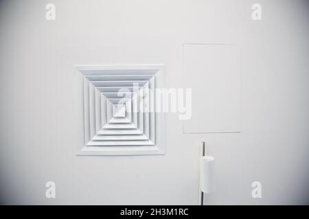 Tema industriale. Griglia di ventilazione nel soffitto Foto Stock