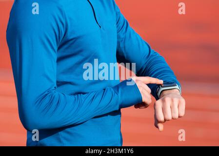 Runner che guarda con successo lo Smart Watch di monitoraggio della frequenza cardiaca, primo piano. Foto Stock