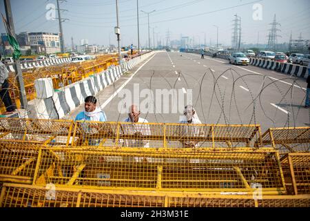 New Delhi, India. 29 ottobre 2021. Gli agricoltori guardano mentre la polizia di Delhi inizia a rimuovere le barricate dal confine di Nuova Delhi-Uttar Pradesh a Ghazipur, Nuova Delhi.migliaia di agricoltori hanno protestato contro il Ghazipur, Tikri, Singhu e confini nella parte esterna e orientale di Delhi contro tre leggi agricole da novembre scorso. I blocchi sono stati messi in atto a seguito della violenza durante il raduno della festa della Repubblica degli agricoltori. Credit: SOPA Images Limited/Alamy Live News Foto Stock