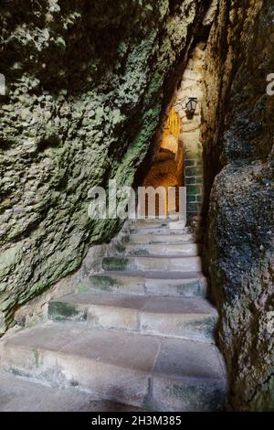 Scalinata della chiesa cristiana di Vals in Ariege, costruita direttamente nella scogliera, Francia Foto Stock