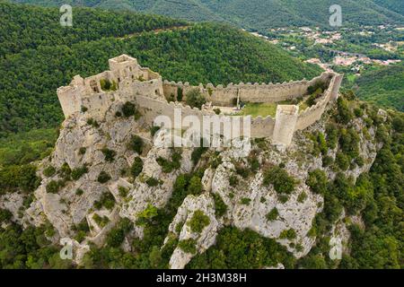 Scatto aereo che mostra il castello medievale Puilaurens in Pirenei montagne, Francia Foto Stock