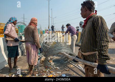 La polizia di Delhi rimuove il filo spinato al confine di Ghazipur, Nuova Delhi.migliaia di coltivatori stanno protestando al Ghazipur, Tikri, Singhu e frontiere nella Delhi esterna ed orientale contro tre leggi agricole da novembre scorso. I blocchi sono stati messi in atto a seguito della violenza durante il raduno della festa della Repubblica degli agricoltori. (Foto di Pradeep Gaur / SOPA Images/Sipa USA) Foto Stock