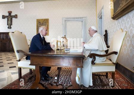 Città del Vaticano, Città del Vaticano. 29 ottobre 2021. Papa Francesco incontra il Presidente degli Stati Uniti Joe Biden durante un'udienza privata in Vaticano venerdì 29 ottobre 2021. (SOLO PER USO EDITORIALE) Photo by Vatican Media/UPI Credit: UPI/Alamy Live News Foto Stock