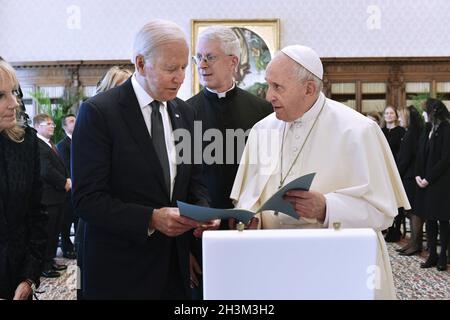 Città del Vaticano, Città del Vaticano. 29 ottobre 2021. Papa Francesco incontra il Presidente degli Stati Uniti Joe Biden durante un'udienza privata in Vaticano il 29 ottobre 2021. (SOLO PER USO EDITORIALE) Photo by Vatican Media/UPI Credit: UPI/Alamy Live News Foto Stock